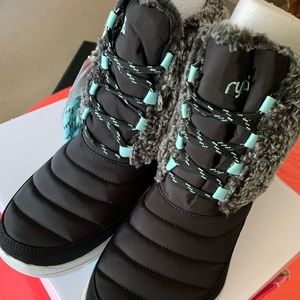 Ryka Addison Snow‎ Boots Black and Mint Size 9.5Great Condition